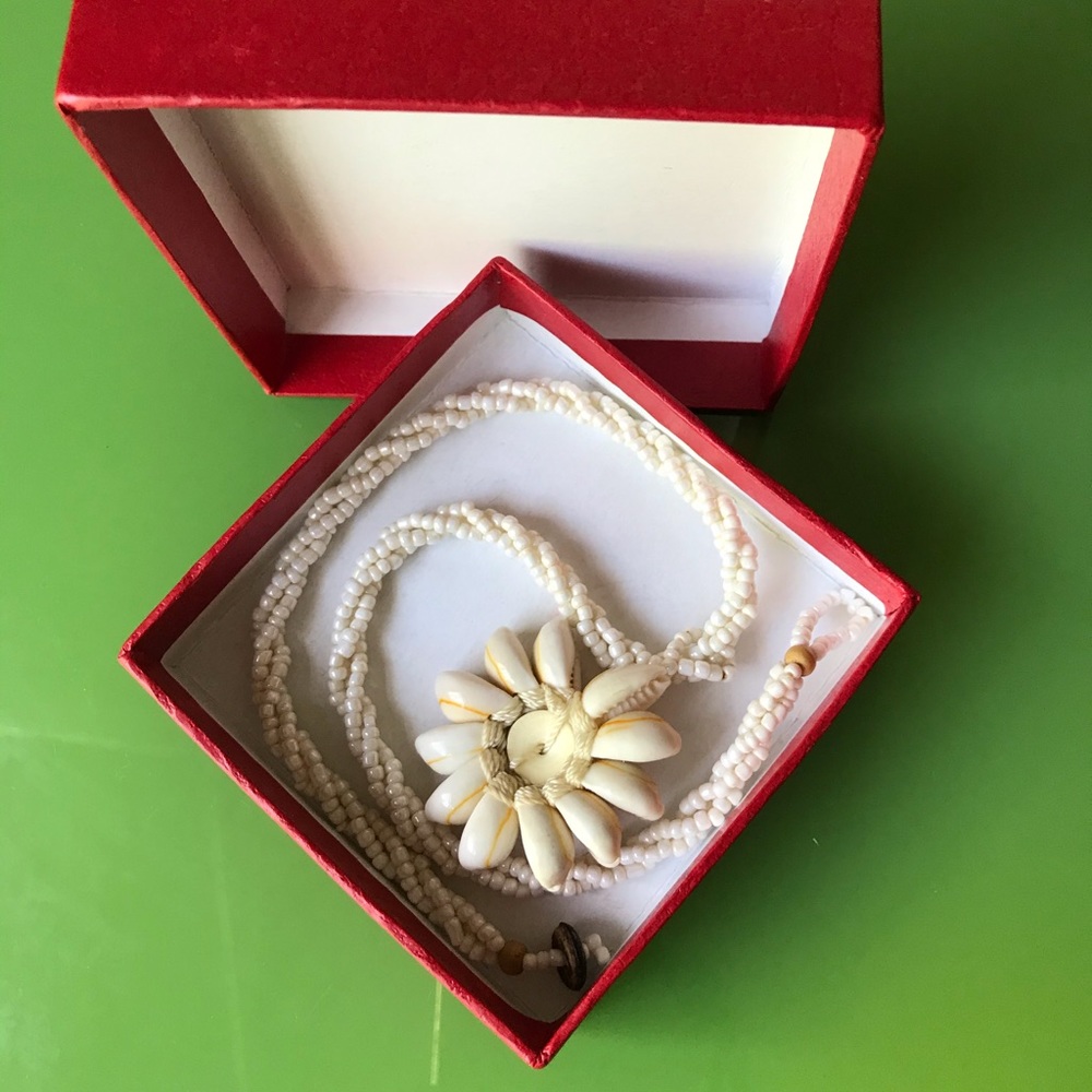 $3 If Bundle: Shell flower and bead necklace - Picture 4 of 8